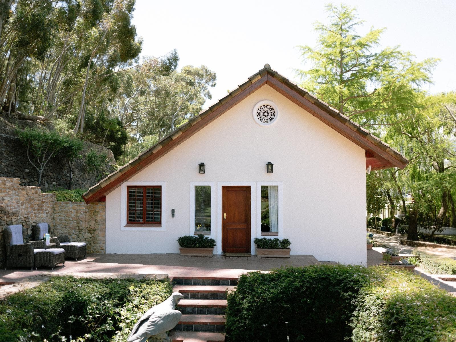 Chardonnay Suite: white gabled cottage with a patio amid the vineyards
